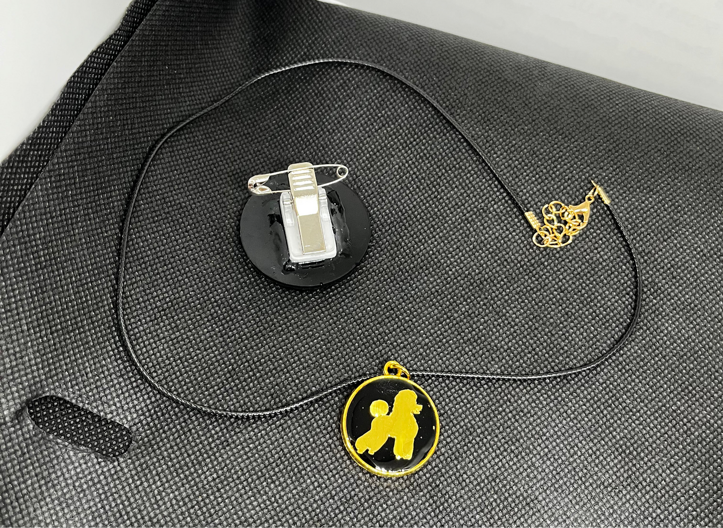 Broche pour Expo et collier pour vous « Caniche », un ensemble élégant pour les dog show