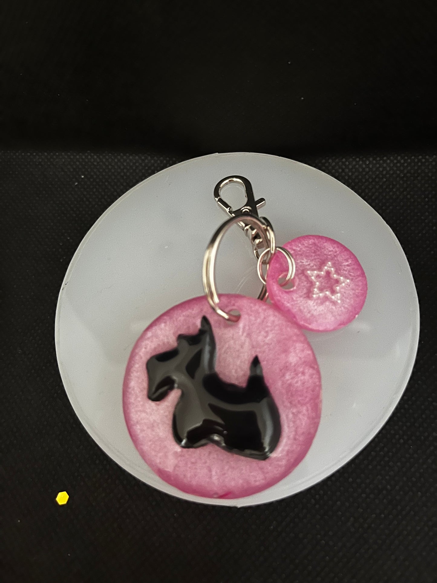 Porte Clé Scottish Terrier Noir et Rose et en relief