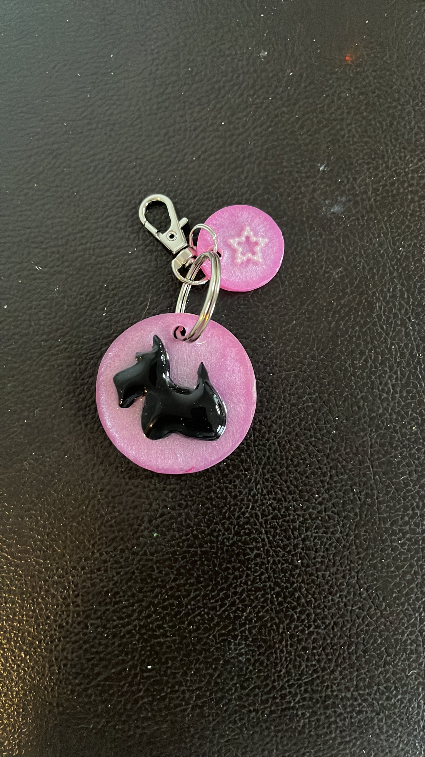 Porte Clé Scottish Terrier Noir et Rose et en relief